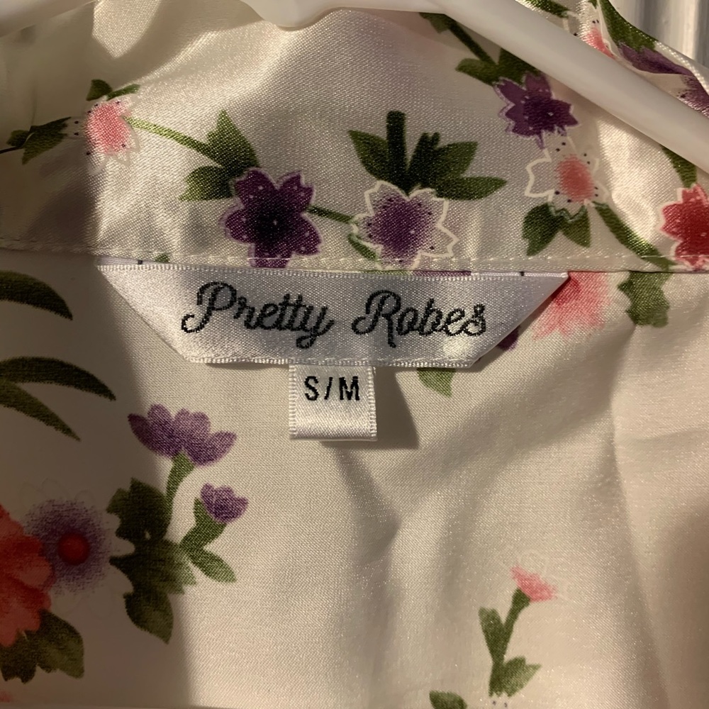 2 for $20🌟 Floral Robe - Picture 4 of 5